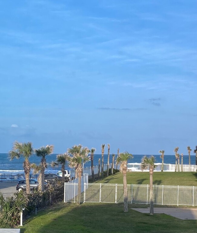 Building Photo - 2/1 Gem with Ocean Views!!