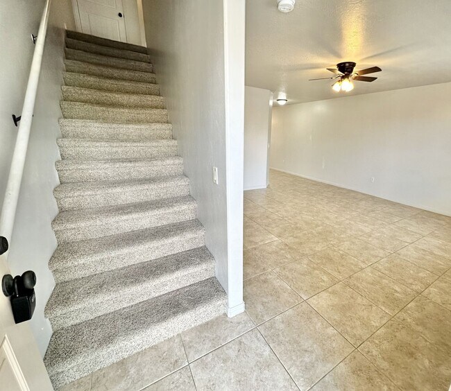 Building Photo - 3 bed 2.5 bath townhome - END UNIT!
