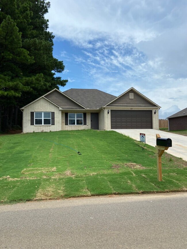 Building Photo - *Pre-leasing*  Three Bedroom | Two Bath Ho...