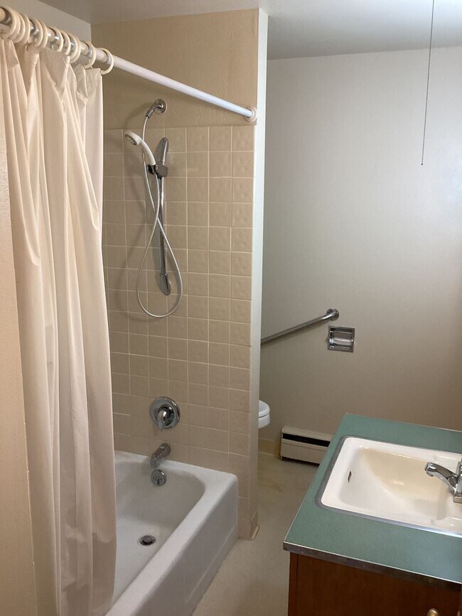 Foto del edificio - 2 Bed 1 Bath Duplex with Attached Garage