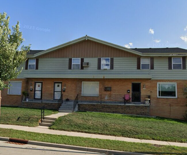 12133 W Bluemound Rd, Wauwatosa, WI 53226 House Rental in Wauwatosa