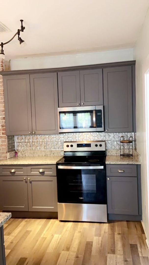 Building Photo - Cute, remodeled 2 Bedroom, 1 Bathroom home...