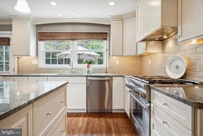 Foto del edificio - 1726 Sherwood Cir