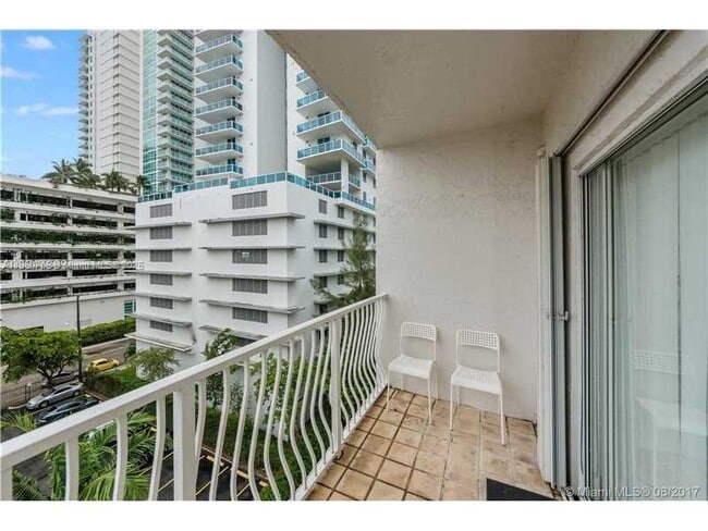 Foto del edificio - 677 NE 24th St