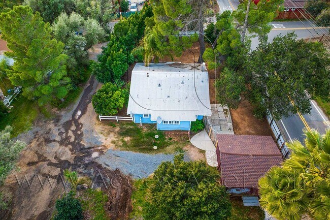 Building Photo - Spectacular Mountain Views 2 Bed/1 Bath Ho...