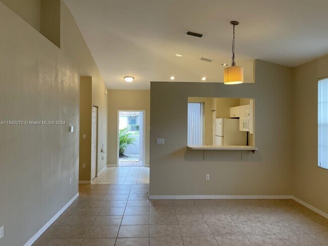 Building Photo - 2440 E Aragon Blvd