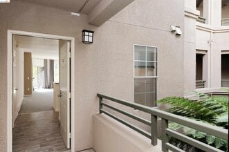 Building Photo - 220 Caldecott Ln