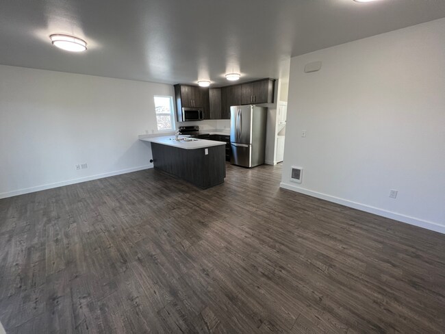 Building Photo - 502 10th Ave W