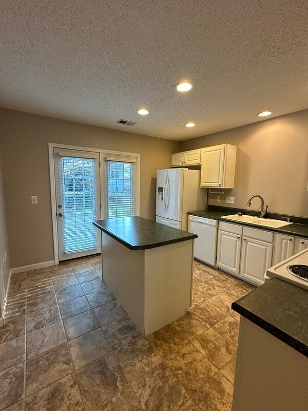 Building Photo - 12523 Bluestem Ln