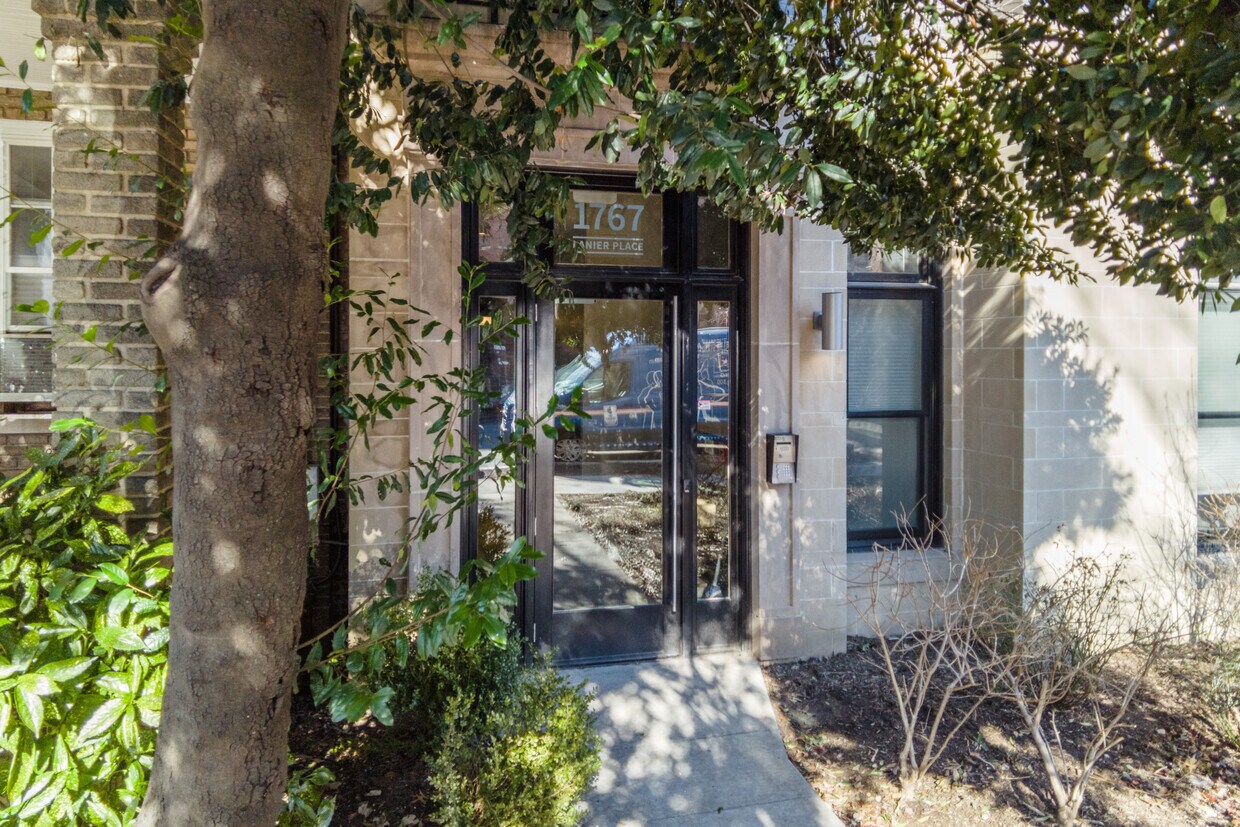 Entrada - Lanier Station