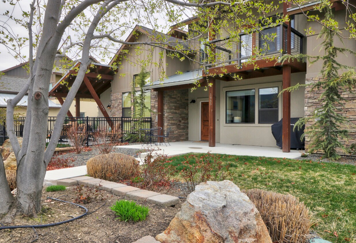 Foto principal - 1385 E Lone Creek Dr