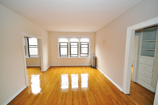 Foto del edificio - 632 W Addison St