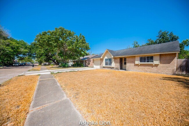 Building Photo - Superfantastic Tile 4 Bedroom House with Huge Yard