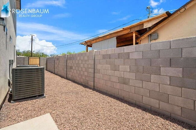 Building Photo - 1106 E Papago St