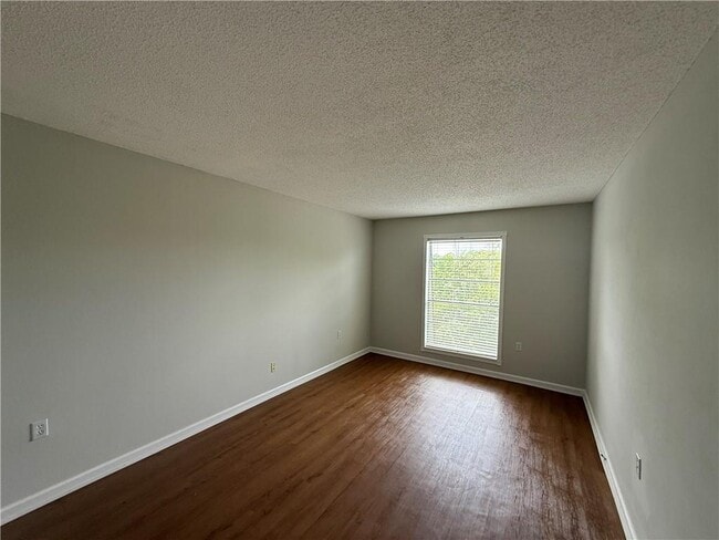 Building Photo - 332 Riverbend Dr