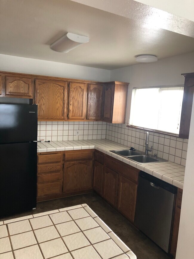 Kitchen - 1044 N Kenwood St