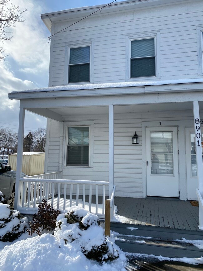 Frente - 8901 South St