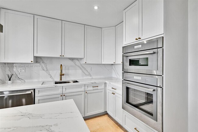 Foto del edificio - 13637 Deering Bay Dr