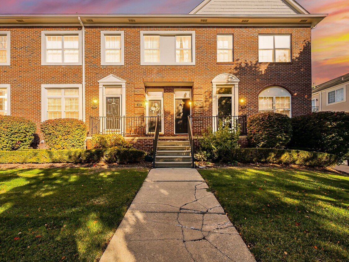 Primary Photo - Available now!!Welcome to this charming 2-...