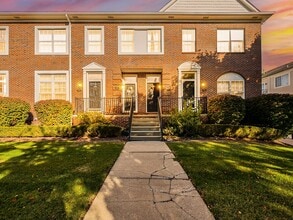 Building Photo - 14520 Vauxhall Dr