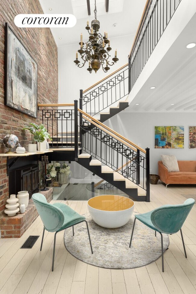 Building Photo - 405 W 44th St