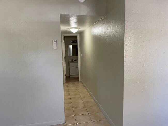 Building Photo - 1443 Paradise Ln