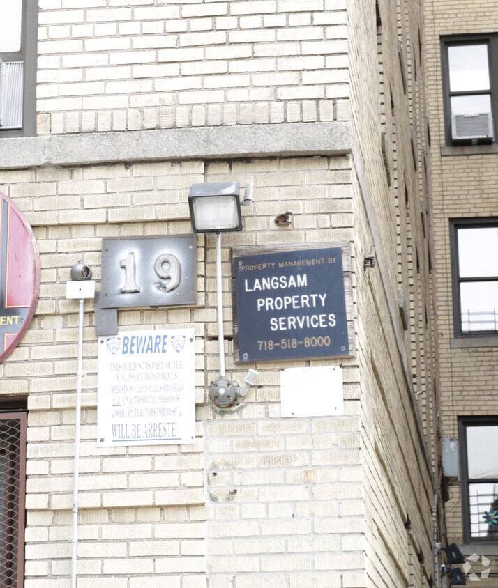 Building Photo - 25 E 213th St