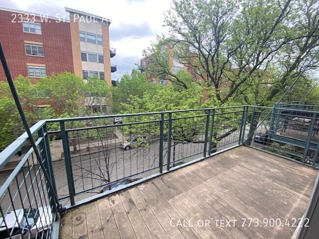 Building Photo - 2 Bedroom 1 bath, Top Floor Loft in Heart ...