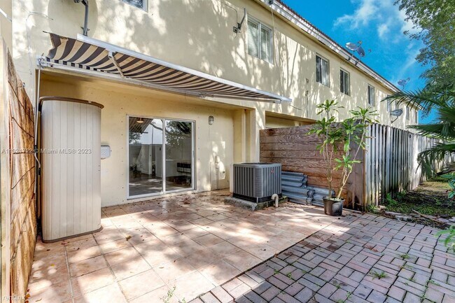 Building Photo - 3 br, 2.5 bath Townhome - Bonita Villas Condo