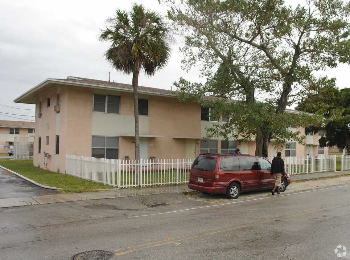 Building Photo - Annie Coleman 16