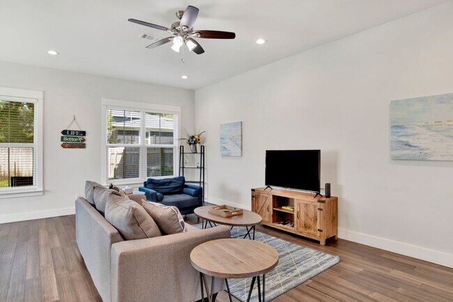 Foto del edificio - 3 bed East Hill Townhome