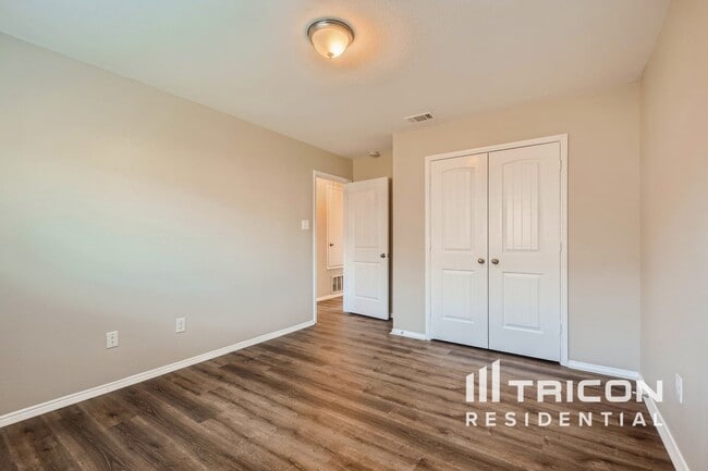 Building Photo - 114 Pinto Dr