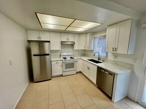 Building Photo - 318-320 Hillside Ct