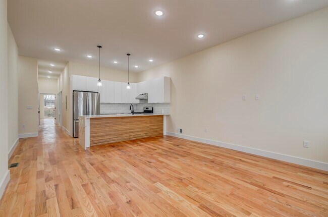 Building Photo - 92 Van Horne St