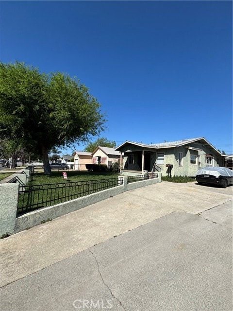 Building Photo - 646 W Belmont St