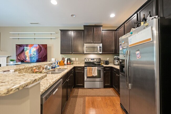 Foto del edificio - 3bed/2.5 bath Townhouse Near NCCU & Southpoint Mall!
