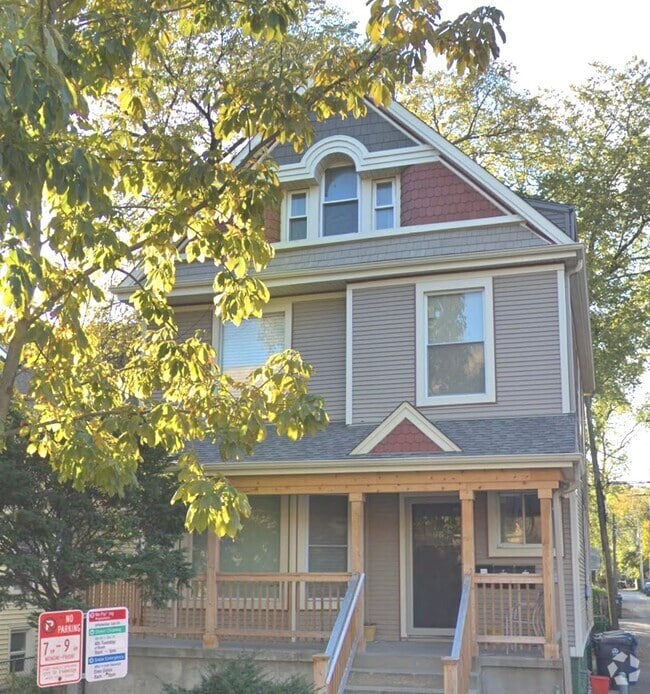 Building Photo - 724 Custer Ave