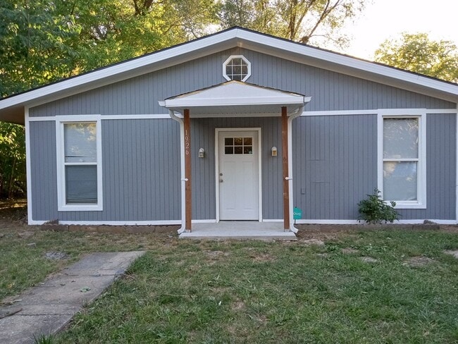 Building Photo - 1926 Summit Dr Building Photo - 1926 Summit Dr