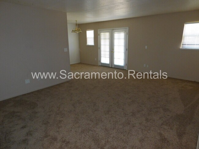 Foto del edificio - Nice 3bd/2ba North Sacramento Home with 2 Car Garage