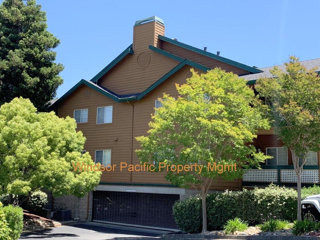 Primary Photo - New Price ! Top Floor Corner Unit In Desir...