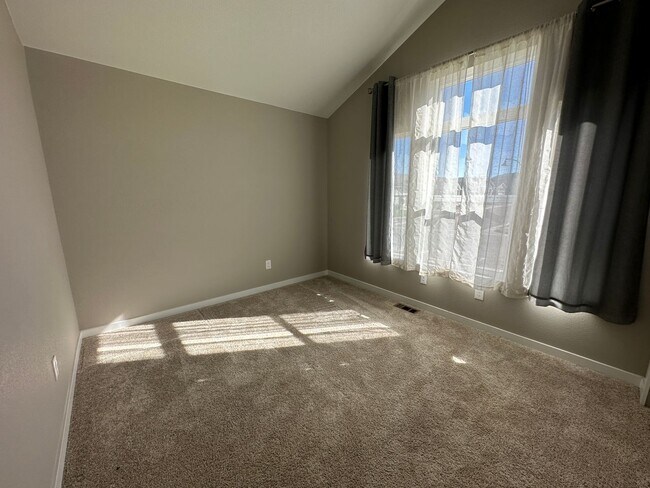 Foto del edificio - 5 Bedroom Ranch Style Home Almost Brand Ne...