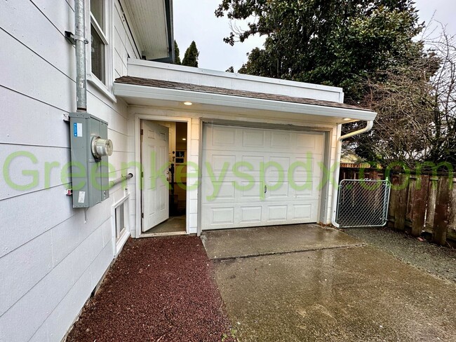 Building Photo - Huge 3 bedroom 1.5 bath upstairs unit for ...