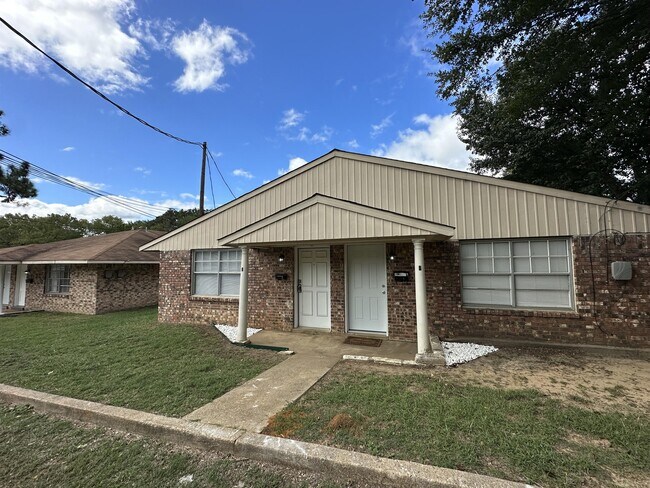 Building Photo - 3802 Pine St