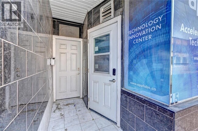 Photo du bâtiment - 13-15 AINSLIE Street N Unit# 2