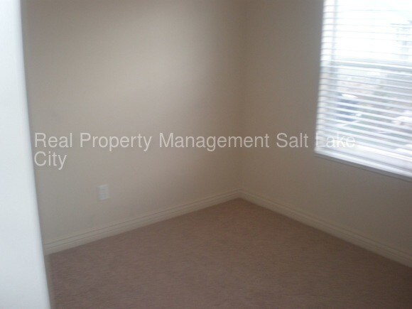 Building Photo - 3 Bedroom Townhome in Suncrest