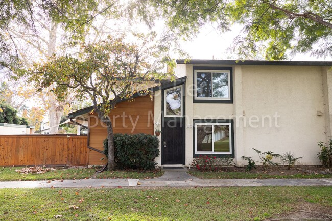 Building Photo - Gorgeous 3 Bedroom 2 Bath Townhome in high...