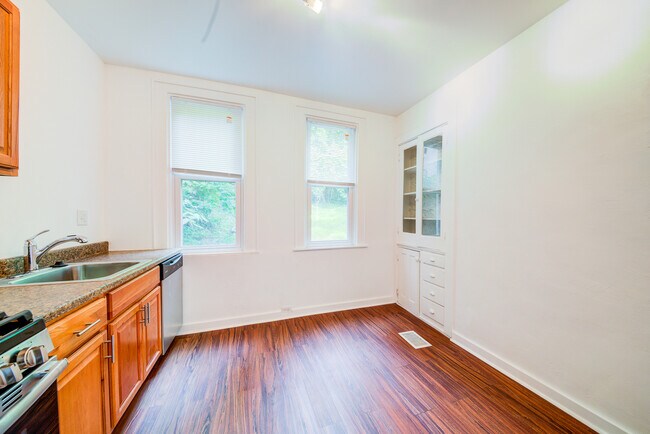 Foto del edificio - AVAILABLE AUGUST 2026 - RENOVATED 2+ Bedroom Home in MT. WASHINGTON!