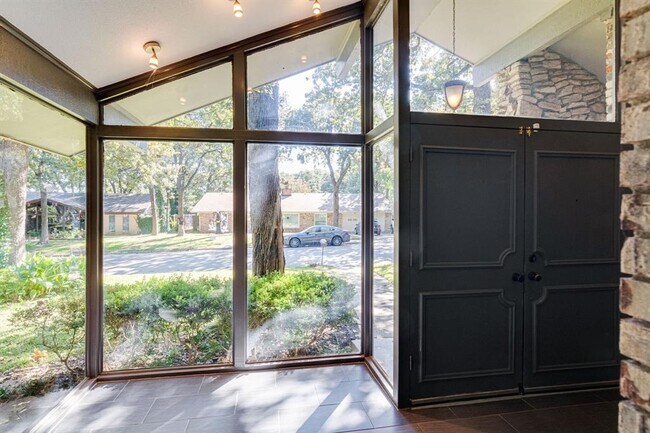 Building Photo - 820 Wheelwood Dr