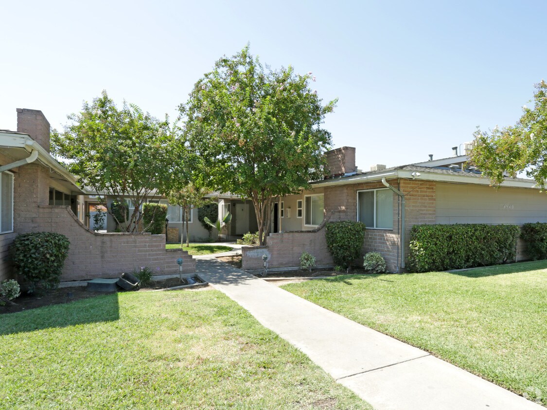 Building Photo - 4540 E Sierra Madre Ave