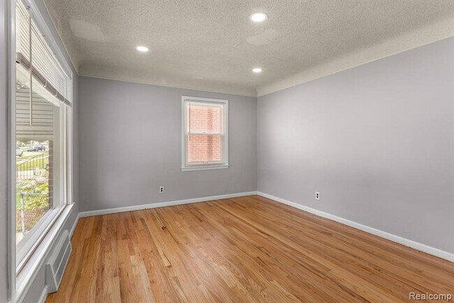 Foto del edificio - Cozy & Modern: 2-Bed Brick Home with Garage & Finished Basement